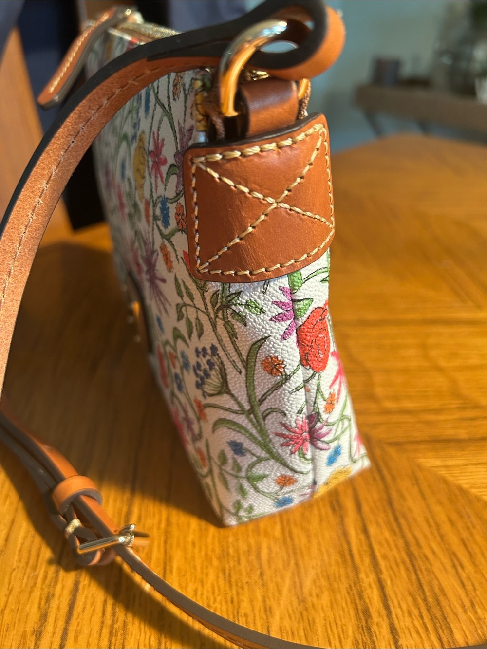 New D & B White Floral Crossbody with Brown Leather Strap & Matching Wristlet - Picture 5 of 15